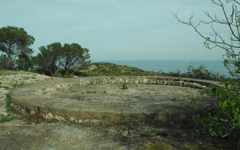 Bateria d'artilleria de Caladoques, mirador excepcional de l'illot del Torn.