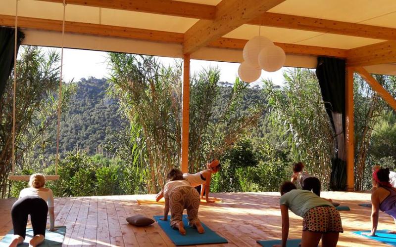 Mindfullness Weekend en Mas Mariassa Mindfullness Weekend en Mas Mariassa Estancia y clase de yoga en un entorno idílico