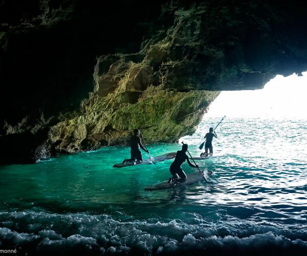 Paddle Surf a la Cova del Llop y comida Mañana de paddle surf hasta una cueva espectacular y comida a pie de playa Actividad nautica Sol Solet