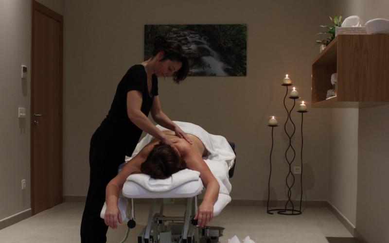 Massage with olive oil and tasting Relax and taste the products of our wellness land Masaje con aceite de oliva y degustación Relájate y degusta los productos de nuestra tierra wellness