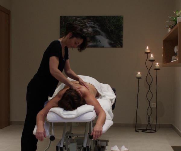 Massage with olive oil and tasting Relax and taste the products of our wellness land Masaje con aceite de oliva y degustación Relájate y degusta los productos de nuestra tierra wellness
