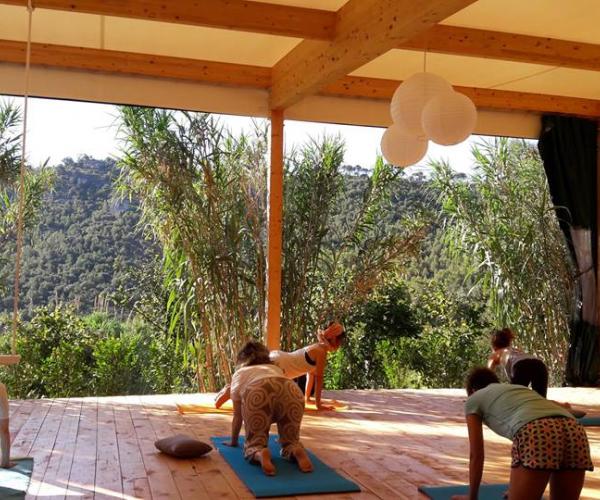 Mindfullness Weekend en Mas Mariassa Estancia y clase de yoga en un entorno idílico
